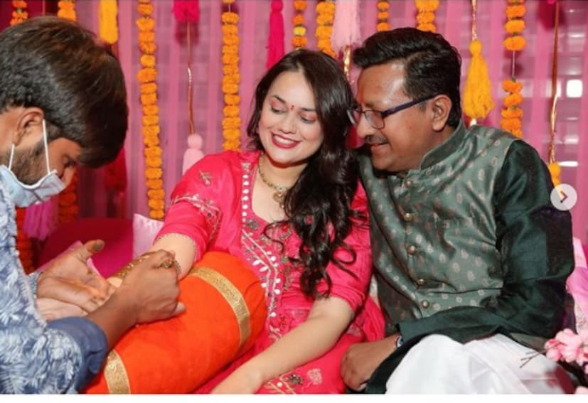 টিনা এবং প্রদীপ দু’জনেই রয়েছেন প্রশাসনিক গুরুত্বপূর্ণ পদে ৷ জানা গিয়েছে সম্প্রতি অতিমারি পরিস্থিতি মোকাবিলার সময়ে দু’জনের আলাপ ৷ গত এপ্রিলে ঘরোয়া অনুষ্ঠানে গাঁটছড়া বাঁধেন তাঁরা ৷ 
