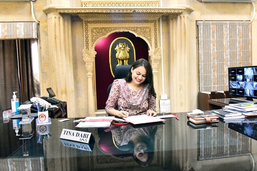 সম্প্রতি জয়সলমেঢ়ের জেলাশাসক পদে যোগ দিয়েছেন টিনা ৷ তার কয়েক দিন আগেই তিনি গোয়ায় ছুটি কাটানোর ছবি পোস্ট করেন৷ এর আগে তাঁর কর্মস্থল ছিল জয়পুর ৷