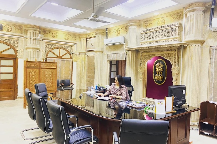 ২০১৫ সালে আইএএস পরীক্ষায় প্রথম স্থান অধিকার করেন টিনা ৷ দলিত সম্প্রদায় থেকে তিনিই প্রথম এই পরীক্ষায় প্রথম স্থান পান ৷ পাশাপাশি, এক জন মহিলা হিসেবেও এই নজির তিনিই প্রথম স্থাপন করেছেন ৷ 