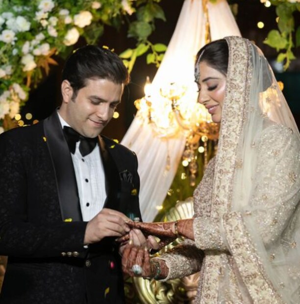 টিনার বিয়ের পর পরই তাঁর প্রাক্তন স্বামী আথার আমির নিজের বাগদানের ছবি শেয়ার করেন সামাজিক মাধ্যমে ৷ তাঁর হবু স্ত্রী মেহরীন কাজী পেশায় চিকিৎসক ৷