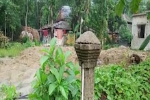 জল আনতে যেতে হচ্ছে অন্য গ্রামে, ৭০০ পরিবারের যা অবস্থা! জল আনতে যেতে হচ্ছে অন্য গ্রামে, ৭০০ পরিবারের যা অবস্থা!