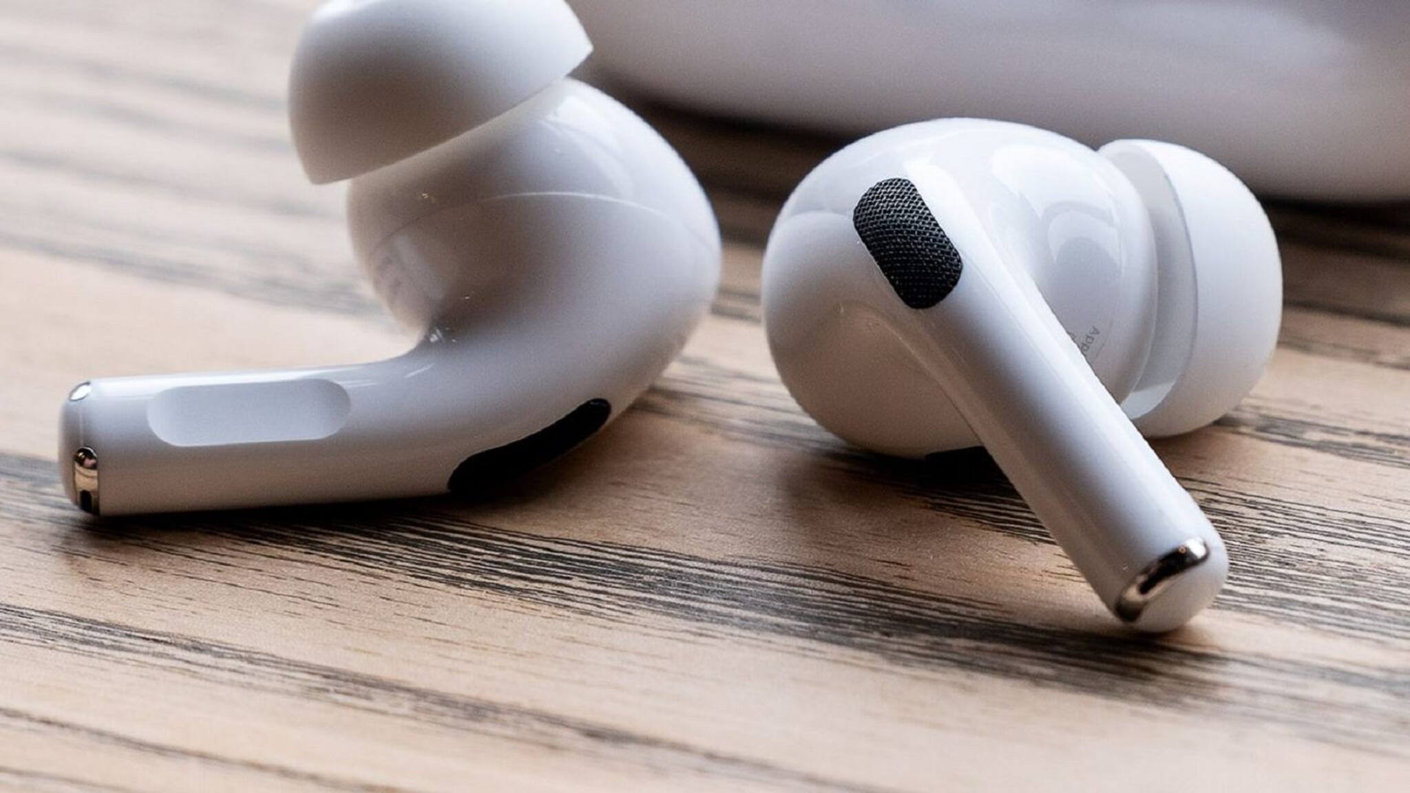 বিপদের আগেই সাবধানবাণী! গ্রাহকদের খুব তাড়াতাড়ি এই সুবিধা দিতে চলেছে Apple Airpod