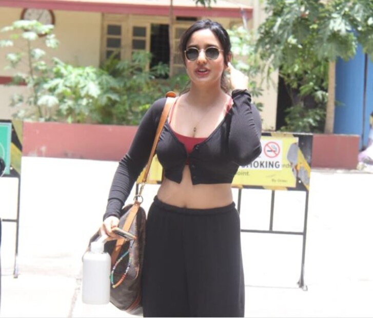 কালো জগারস আর বাটনড টপ-এ নেহা