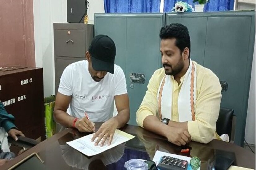 এদিকে জাতীয় দলে খেলার পাশাপাশি আইপিএলেও খেলেন তিনি৷ এবারের আইপিএল  চ্যাম্পিয়ন গুজরাত লায়ন্সের হয়ে ভাল পারফরম্যান্স ঋদ্ধিমান সাহার৷ পরপর বিতর্ক তৈরি হওয়ার পর ঋদ্ধিমান সাহা জানিয়েছিলেন সিএবি-র পরিচলন সমিতির বেশ কিছু কর্তার ব্যবহারে আঘাত পেয়েছেন তিনি৷ তাই যখন তাঁকে ফিরতেও বলা হয় তাতেও বরফ গলেনি৷ ফলে বাংলাকে আপাতত পাকাপাকি বিদায় জানিয়েই দিলেন ঋদ্ধিমান সাহা৷ 
