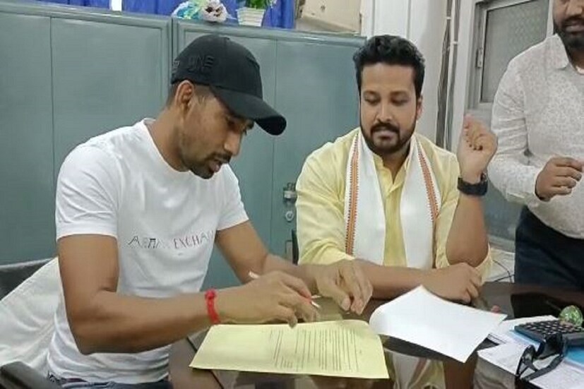 ঋদ্ধিমান সাহা চুক্তিপত্রে সই করে জানিয়েছেন, ‘‘আমার কিছু খবর দেওয়ার আছে৷ বাধা থাকবেই কিন্তু আমার একটা টার্গেট আছে, আর ম্যাচ জেতা আমার উদ্দেশ্য৷’’