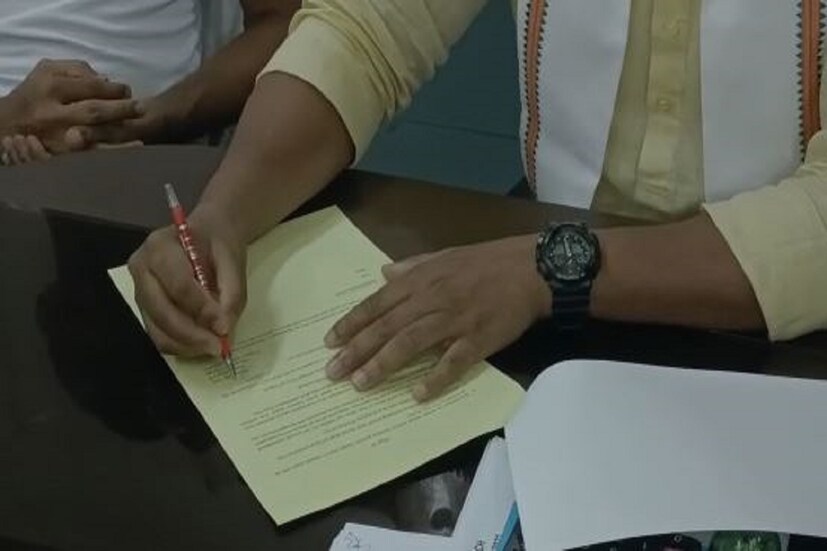 ৩৮ বছরের ঋদ্ধিমান সাহা ত্রিপুরা ক্রিকেট অ্যাসোসিয়েশনের সঙ্গে চুক্তিবদ্ধ হলেন৷ ঋদ্ধিমান সাহা ভারতের জার্সিতে ৪০ টি টেস্ট ম্যাচ খেলেছেন৷ পাশাপাশি খেলেছেন ৯ টি একদিনের ম্যাচ৷