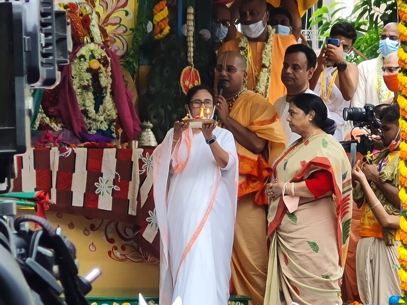 এদিন রথযাত্রার সূচনা করেন মুখ্যমন্ত্রী মমতা বন্দোপাধ্যায়। উপস্থিত ছিলেন নুসরত ও সোহম