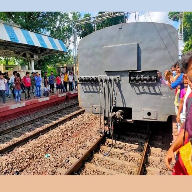 যাত্রীবোঝাই লোকাল ট্রেনের বগি খুলে বিপত্তি। দক্ষিণ-পূর্ব রেলের হাওড়া খড়্গপুর শাখার আবাদা রেলস্টেশনের ঘটনা। উলুবেরিয়া থেকে হাওড়া গ্রামে যাত্রী বোঝাই লোকাল ট্রেনের হঠাৎই কাপলিং খুলে বিপত্তি৷ ঘটনায় চাঞ্চল্য ছড়িয়েছে, তবে চালকের তৎপরতায় বড়সড় দুর্ঘটনা থেকে রক্ষা পেল যাত্রীরা। (প্রতিবেদন, রাকেশ মাইতি)
