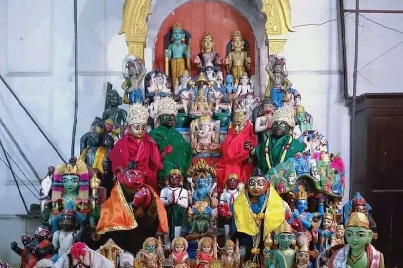 দীর্ঘ দু&#039;বছর পর ঝুলন উৎসব পালিত হচ্ছে মুর্শিদাবাদ জেলার নশিপুর রাজবাড়ীতে। মুর্শিদাবাদ শহরের অদুরেই অবস্থিত নশিপুর গ্রাম। রাজা দেবী সিংহের নির্মিত নশিপুর প্রাসাদ। রাজা দেবী সিংহ এই রাজবংশের পত্তন করেন। নবাবি আমলের অবসানের পর ব্রিটিশ শাসনকালে যে সব ব্যক্তি জমিদারিত্ব লাভ করেছিলেন তাদের অন্যতম রাজা দেবী সিংহ। (কৌশিক অধিকারী)