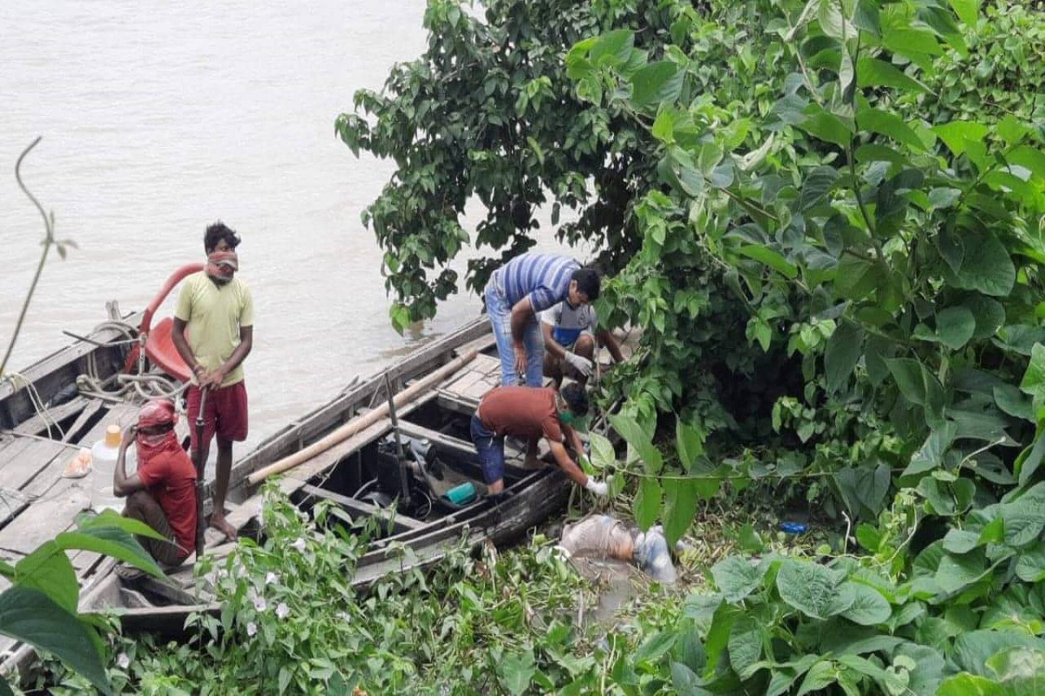 গঙ্গায় ভাসছে মৃতদেহ, হুগলিতে তুমুল শোরগোল