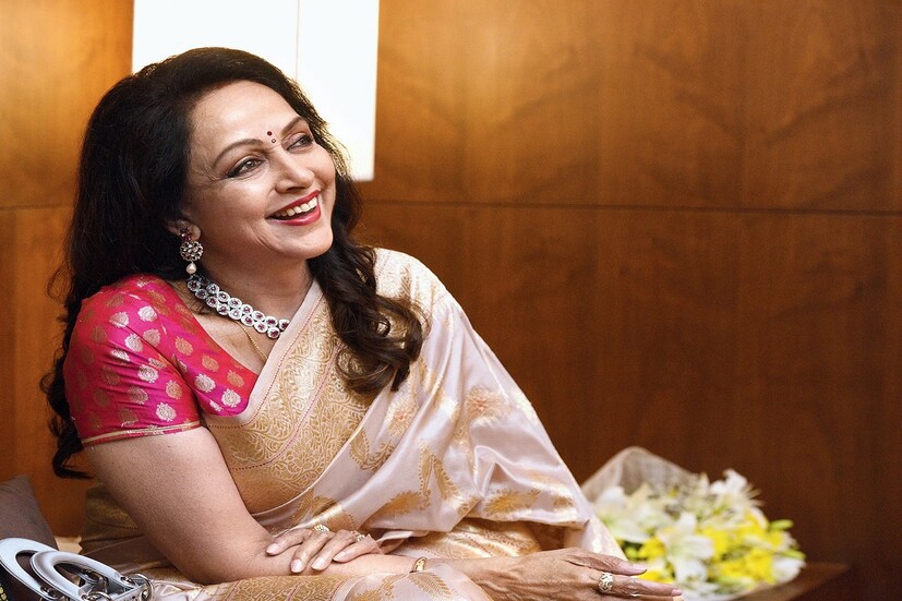 বলিউডে নায়িকার অভাব নেই। ঝড় তুলেছেন তাঁরা ৮ থেকে ৮০-র হৃদয়ে। কিন্তু ‘ড্রিম গার্ল’ হেমা মালিনীর আবেদন আজও অমলিন। ৭৩ বছর বয়স। কিন্তু এখনও দেশের সবচেয়ে সুন্দরী মহিলাদের মধ্যে অনায়াসে জায়গা করে নেবেন শোলে-র বাসন্তী।