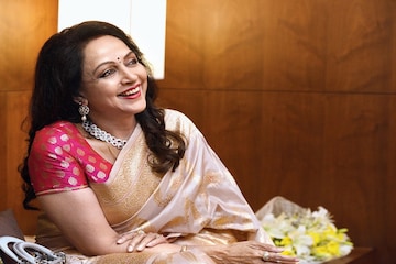 ৭৩ বছর বয়সেও কখনও সাবান মাখেন না হেমা মালিনী, ড্রিম গার্লের ত্বকের রহস্য জানুন ৭৩ বছর বয়সেও কখনও সাবান মাখেন না হেমা মালিনী, ড্রিম গার্লের ত্বকের রহস্য জানুন