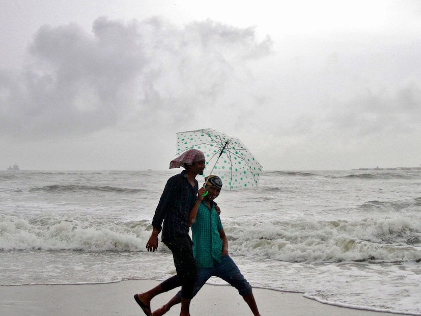 আগামিকাল ১১ অগস্ট, বৃহস্পতিবার উত্তর ও দক্ষিণ ২৪ পরগণায় ভারী বৃষ্টির সম্ভাবনা রয়েছে। এই জেলাগুলিতে হলুদ সতর্কতা জারি করেছে আবহাওয়া দফতর।