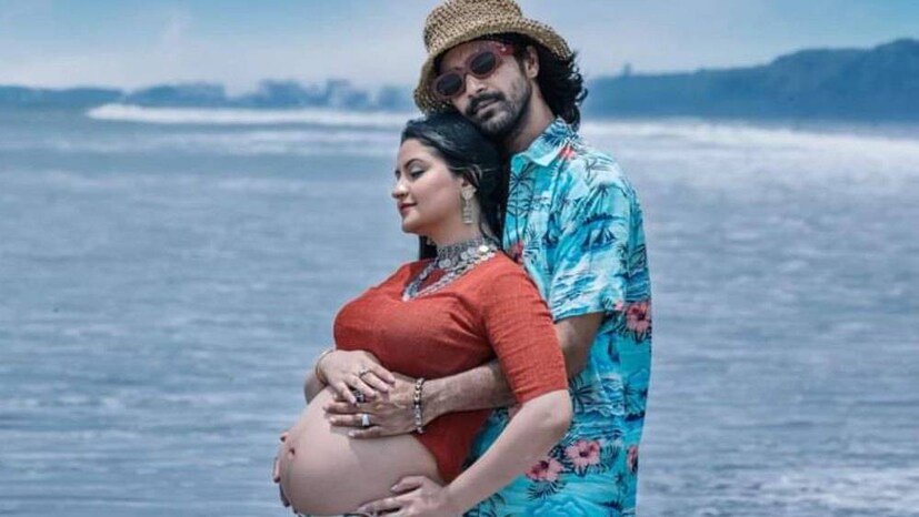 প্রসঙ্গত বেশ কিছুদিন ধরে নিজের স্বামীর সঙ্গে বাংলাদেশের আরও এক অভিনেত্রী বিদ্যা সিনহা মিমের বন্ধুত্ব নিয়ে প্রকাশ্যে আপত্তি জানিয়েছিলেন পরীমণি। এই বিচ্ছেদের সঙ্গে কি তৃতীয় ব্যক্তির হাত রয়েছে? তা অবশ্য স্পষ্ট নয়।
