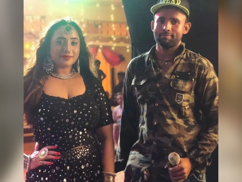 সোশ্যাল মিডিয়ায় প্রকাশিত ছবিগুলিতে, আইটেম গার্ল হিসাবে রানীকে একটি কালো রঙের পোশাকে দেখা যায়। পরনে একটি কালো লেহেঙ্গা। একটি ছবিতে, অভিনেত্রীকে তাঁর পিঠ ফ্লান্ট করতেও দেখা যায়, যেখানে তিনি তার আশ্চর্যজনক সৌন্দর্য দেখতে পাচ্ছেন।