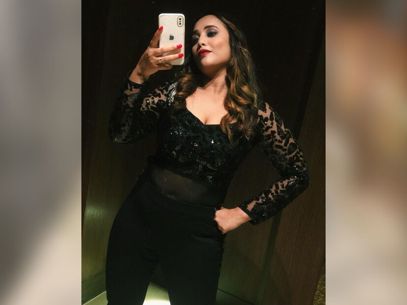 সোশ্যাল মিডিয়ায় নিজের ছবি শেয়ার করার পাশাপাশি রানীও লিখেছেন, 'আমি শীঘ্রই ইয়াশি ফিল্ম নিয়ে আসছি'। অভিনেত্রীর ক্যাপশন থেকেই স্পষ্ট যে এটি এই ওয়েব সিরিজের একটি খুব জমজমাটি গান হতে চলেছে। এ নিয়ে ভক্তরা বেশ উৎসুক, সন্দেহ নেই।