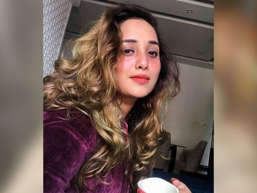 এই মুহূর্তে রানী এখন তাঁর আসন্ন ওয়েব সিরিজ 'পাকাদাউয়া বিয়াহ'-এর সেট-এ অভিনয়ে ব্যস্ত। শ্যুটিংয়ের সেট থেকেই বেশ কিছু ছবি শেয়ার করেছেন রানী চট্টোপাধ্যায়। তাঁর দুর্দান্ত লুক দেখে চোখ তো কপালে উঠল নেটিজেনদের।