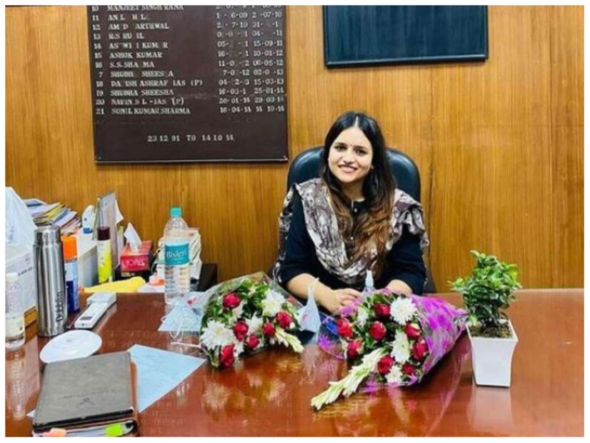 IAS Sarjana Yadav Rank: আইএএস সরজানা যাদব ইউপিএসসি পরীক্ষার জন্য তিনবার চেষ্টা করেছিলেন। দুবার ব্যর্থ হওয়ার পর, সরজানা যাদব ২০১৯ সালে তৃতীয় প্রচেষ্টায় ১২৬ তম র‌্যাঙ্ক পান। এটি অত্যন্ত বড় খবর ছিল কারণ সরজানা যাদব এর জন্য কোনও কোচিং বা অতিরিক্ত ক্লাস করেননি৷