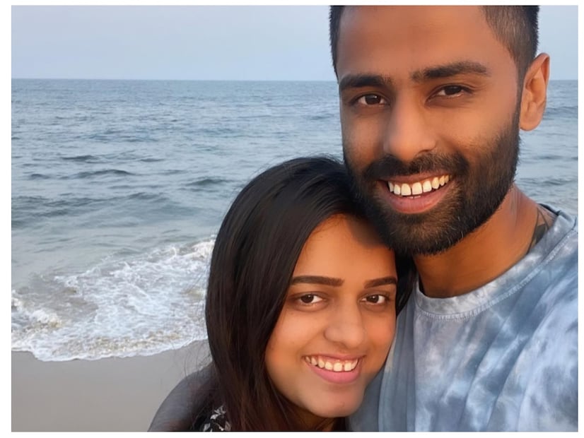 স্ত্রী দেবিশা সেট্টির সঙ্গে সূর্যকুমার যাদবের দেখা হয়েছিল কলেজে। প্রথমে বন্ধুত্ব, তার পর প্রেম। সেই সম্পর্ক গড়ায় বিয়ে পর্যন্ত। 