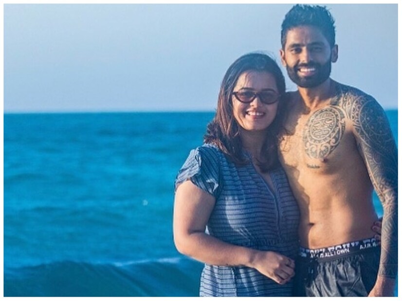 দেবিশা শেট্টি দুর্দান্ত ডান্সার। দেবিশার ডান্স দেখেই তাঁর প্রেমে পড়েছিলেন সূর্ষকুমার। এদিক সূর্যকুমারের ছক্কা হাঁকানো দেখে তাঁকে মন দিয়ে ফেলেছিলেন দেবিশা।