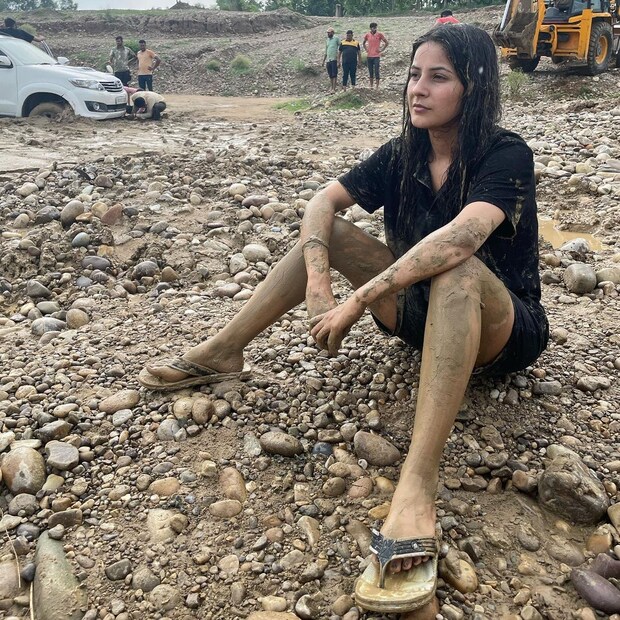 ইনস্টাগ্রামে এই ছবিগুলি শেয়ার করে শেহনাজ লিখেছেন, 'স্পা টাইম'। 