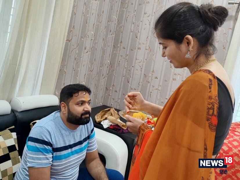 চার ভাই-বোনের প্রত্যেকে দেশের আলাদা আলাদা রাজ্যে কর্তব্যরত। 