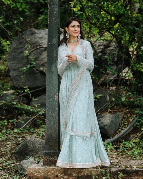 প্রথম দক্ষিণী ছবিতেই বাজিমাত বলি নায়িকার। মুম্বইয়ের ছোটপর্দার অভিনেত্রী ধীরে ধীরে বড় পর্দায় পা রাখলেন। তার পর একে একে রাজ্যের বেড়াজাল পেরিয়ে দক্ষিণেও পৌঁছে গেলেন ম্রুণাল। কেরিয়ারের চিত্ররেখা এখন প্রায় শীর্ষে।