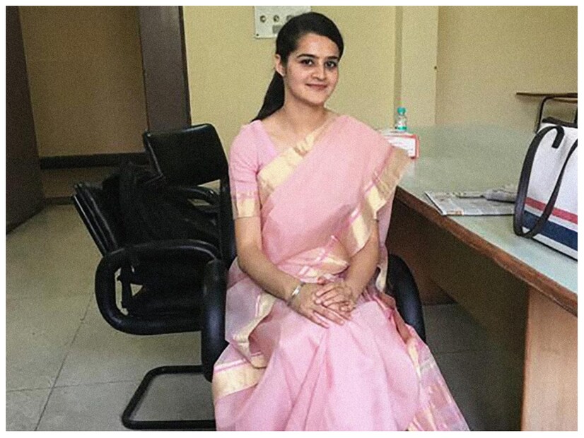 Dr. Navjot Simi Career:আইপিএস অফিসার ডঃ নভজ্যোত সিমি বাবা যশবন্ত সিং ডেন্টাল কলেজ হাসপাতাল এবং গবেষণা কেন্দ্র থেকে ডেন্টাল সার্জারি ডিগ্রি অর্জন করেন। ডাক্তার হওয়ার পর, সেই পেশা তাঁকে খুব বেশি খুশি করতে পারেনি৷ তিনি UPSC পরীক্ষার জন্য প্রস্তুতি নিতে শুরু করেন। ২০১৬ সালে, তিনি প্রথম প্রচেষ্টায় ব্যর্থ হয়েছিলেন। কিন্তু তিনি হাল ছাড়েননি এবং দ্বিগুণ মাত্রয় পড়াশুনা করে, প্রস্তুতি নিয়ে ২০১৭ সালের সিভিল সার্ভিস পরীক্ষায় অংশগ্রহণ করেন।