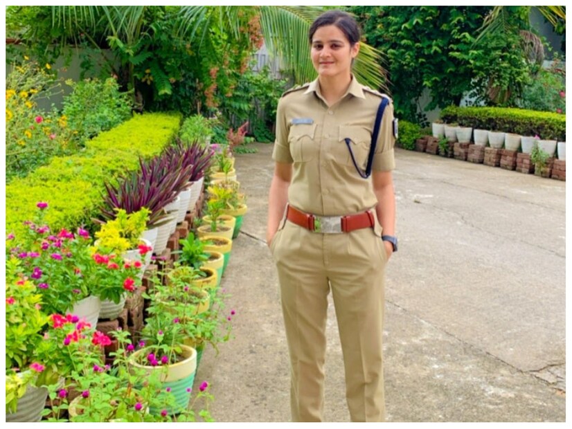 Dr. Navjot Simi Rank:২০১৭ সালে তার দ্বিতীয় প্রচেষ্টায়, ডঃ নভজ্যোত সিমি ৭৩৫ তম র‍্যাঙ্ক অর্জন করেছিলেন। আইপিএস হওয়ার পর তিনি বিহার ক্যাডার পান এবং বর্তমানে তিনি সেখানে কর্মরত। আইপিএস নভজ্যোত সিমি এসপি পদে নিযুক্ত হয়েছেন। রূপ ও ব্যক্তিগত জীবন নিয়ে বেশ আলোচনায় রয়েছেন তিনি। সোশ্যাল মিডিয়া ইনস্টাগ্রামে ডঃ নভজ্যোত সিমির ফলোয়ার সংখ্যা ১০ লক্ষেরও বেশি। সৌন্দর্যে, তিনি বহু মডেলকেও হার মানাবেন।