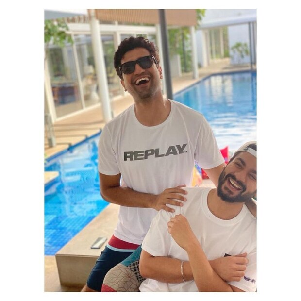 সদ্য বিয়ে করেছেন ভিকি কৌশল৷ ছবিতে স্যুইমিং পুলে সানি ও ভিকি৷ ট্যুইনিং করেছেন তাঁরা৷