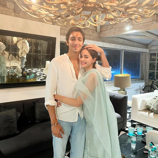 দাদার সঙ্গে চাঙ্কি পান্ডের কন্য্য অনন্যা৷ আকাশি সালওয়ার স্যুটে বেশ মানিয়েছিল তাঁকে৷