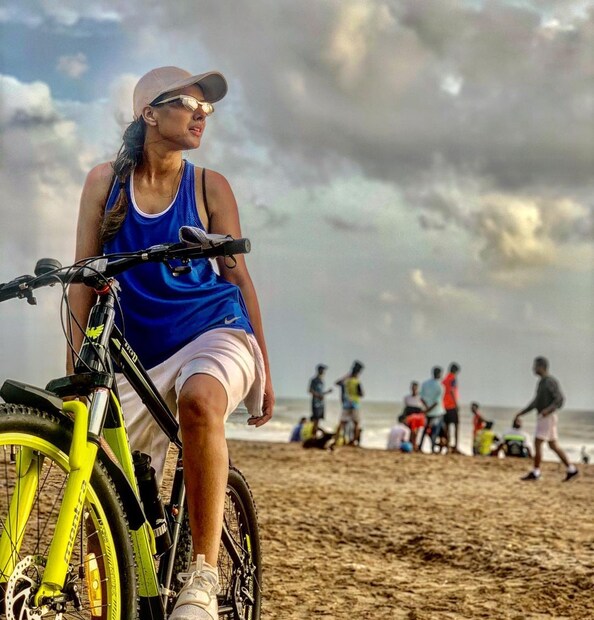 নীল ভেস্ট ও সাদা জুতোর মিশ্রণে নিয়ার সাজ ভাইরাল। 