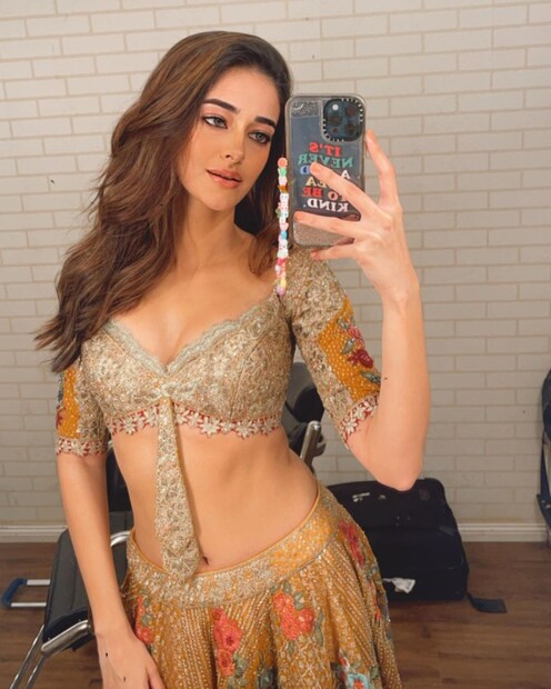 মনের জোরে নিন্দার পাশ কাটিয়ে একটু একটু করে নিজেকে গড়ে তুলেছেন অভিনেত্রী। অনন্যার কথায়, ‘‘আমি এক জন সদয়, সুন্দর মানুষ হওয়ার চেষ্টা করি। কঠোর পরিশ্রম করতে পারি।'' 