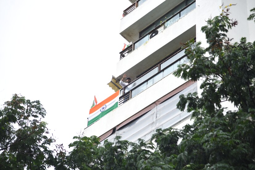কার্তিক আরিয়ানের বাড়ির বারান্দায় জাতীয় পতাকা, নায়ক সেখানে দাঁড়িয়ে পাপারাৎজিদের দিকে হাতও নাড়লেন