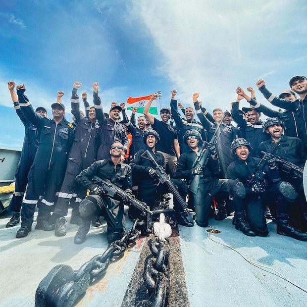 ভারতীয় নৌসেনার সঙ্গে কাটানো একটি ছবি শেয়ার করে স্বাধীনতা দিবসের শুভেচ্ছা জানালেন কার্তিক আরিয়ান
