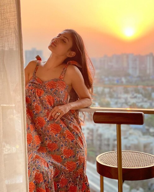 গোধূলি আলো ছুঁয়ে যাচ্ছে মৌনীর শরীর। 