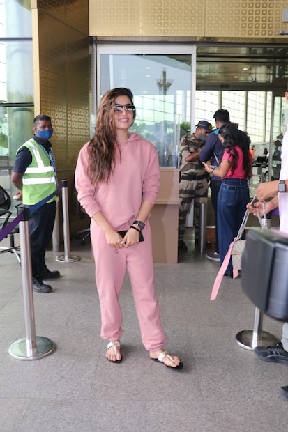 ছবির পর্দা অথবা অ্যাওয়ার্ড সেরেমনি ছাড়াও আজকাল তারকারা ফ্যাশন সচেতন থাকেন। জিমে এক ধরনের সাজ। আবার বিমানবন্দরে আর এক ধরনের সাজ। 
