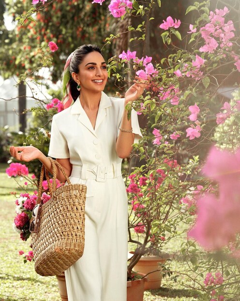 এমনকি এই বছরের শেষের দিকে নাকি কিয়ারা ও সিদ্ধার্থের চারহাত এক হতে পারে। এমন ইঙ্গিত দিয়েছেন কিয়ারার সঙ্গে আসা তারকা শাহিদ কাপুর। 