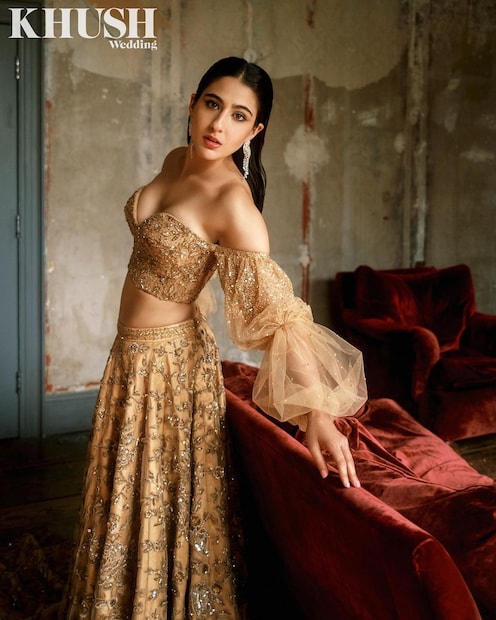  সারা জানান, একসঙ্গে থেকে মা-বাবার তুমুল ঝামেলা এবং আলাদা বাড়িতে থেকে শান্তিতে বাস— দুয়েরই সাক্ষী ছিলেন তিনি।