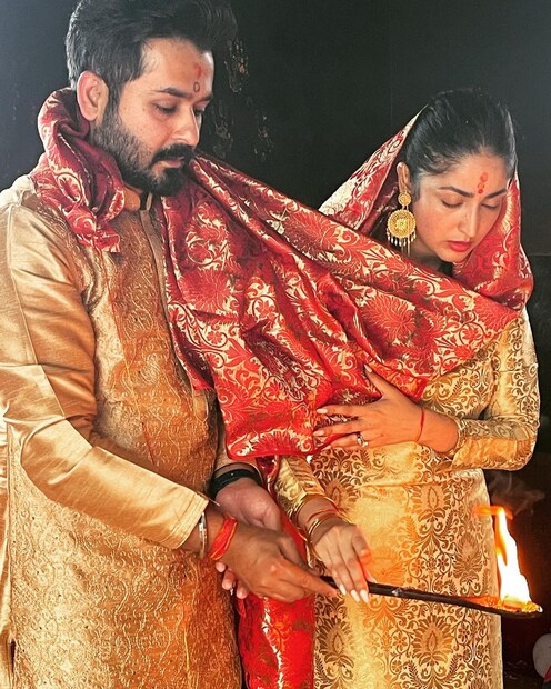 শক্তিপীঠে পুজোয় মগ্ন ইয়ামি-আদিত্য। 