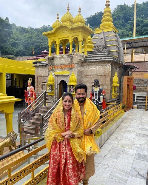 বগলামুখী মন্দিরে স্বামী-স্ত্রীর পোজ। 