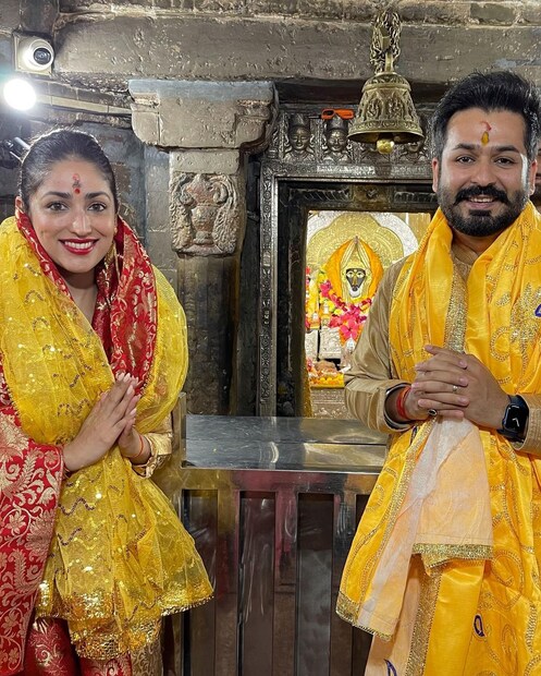 মন্দিরের ভিতর ক্যামেরায় পোজ। 