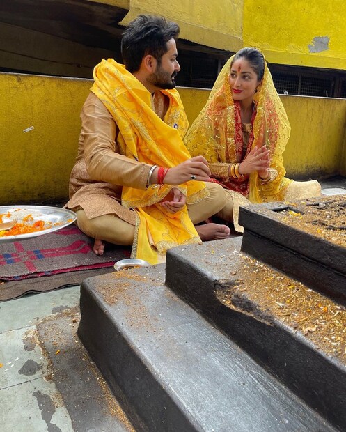 জ্বালা দেবী মন্দিরে ইয়ামি গৌতম ও আদিত্য ধর। 