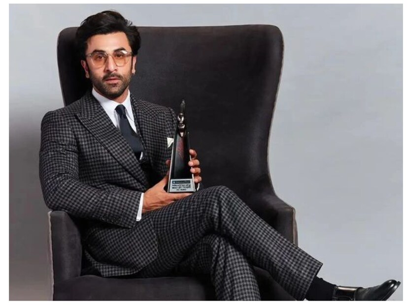 Ranbir Kapoor Early Life:রণবীর কাপুর, বলিউডের অন্যতম সেরা অভিনেতা, ২৮ সেপ্টেম্বর ১৯৮২ সালে মুম্বইতে জন্মগ্রহণ করেন। তাঁর মা নীতু সিং এবং প্রয়াত বাবা ঋষি কাপুরকে ফিল্ম ইন্ডাস্ট্রির বিখ্যাত অভিনেতাদের মধ্যে গণ্য করা হয়। তিনি পৃথ্বীরাজ কাপুরের প্রপৌত্র এবং রাজ কাপুরের নাতি। তার বড় বোন রিদ্ধিমা কাপুর একজন ইন্টেরিয়ার এবং ফ্যাশন ডিজাইনার। ফিল্মের খ্যাতনামা এই হিরো কতটা শিক্ষিত?