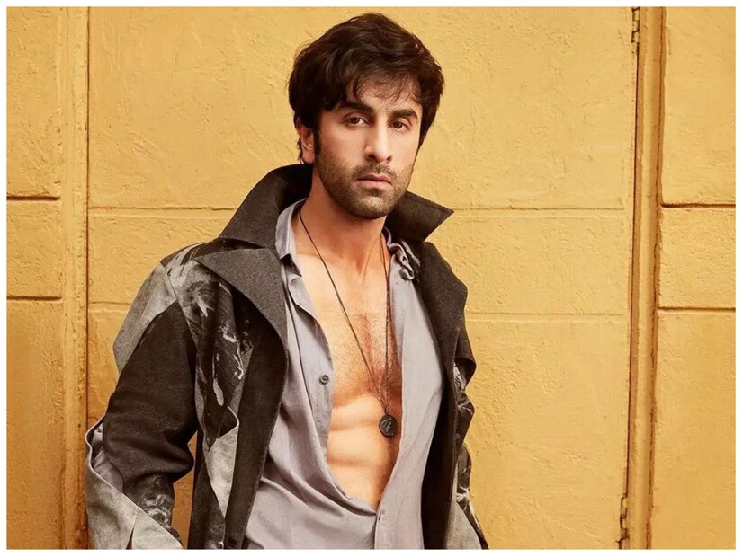 Ranbir Kapoor Education: রণবীর কাপুর অনেক সাক্ষাৎকারে বলেছেন যে তিনি তাঁর পড়াশোনা নিয়ে খুব বেশি আগ্রহী ছিলেন না। শুধু মায়ের চাপেই পড়ালেখা করতেন। তিনি মুম্বইয়ের বোম্বে স্কটিশ স্কুলে পড়াশোনা করেছেন। রণবীর কাপুর ক্লাস ১০ বোর্ড পরীক্ষায় গড়ের কম নম্বর পেয়ে পাশ করেন। আর এমনভাবে পাশের পর কাপুর পরিবার তার জন্য একটি বিলাসবহুল পার্টির আয়োজন করেছিল। রণবীর কাপুর বলে থাকেন যে তিনি তাঁর পরিবারের প্রথম ছেলে যে তার ক্লাস ১০ তম পরীক্ষায় পাশ করেছেন।