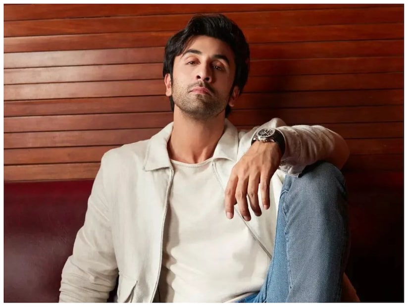 Ranbir Kapoor College Education:এইচআর কলেজ অফ কমার্স অ্যান্ড ইকোনমিক্স থেকে হাইস্কুল পরীক্ষা দেওয়ার পর রণবীর কাপুর নিউইয়র্ক সিটিতে চলে আসেন। সেখানে অবস্থিত স্কুল অফ ভিজ্যুয়াল আর্ট থেকে ফিল্ম মেকিং এর একটি কোর্স করেন। এরপর তিনি লি স্ট্রাসবার্গ থিয়েটার অ্যান্ড ফিল্ম ইনস্টিটিউট থেকে অভিনয় শিখেছিলেন। ফিল্ম স্কুলে পড়ার সময়, রণবীর দুটি শর্ট ফিল্ম পরিচালনা করেছিলেন এবং সেগুলিতে অভিনয় করেছিলেন - 'প্যাশন টু লাভ' এবং 'ইন্ডিয়া 1964'।