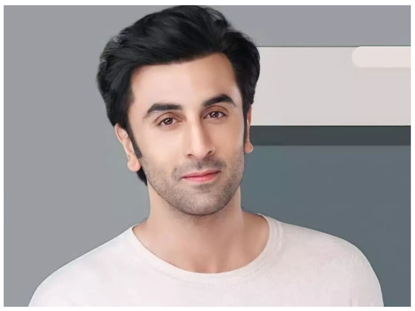 Ranbir Kapoor Movies:ক্লাস ১০ বোর্ড পরীক্ষার পর, রণবীর কাপুর ১৯৯৯ সালে 'আ আব লাউত চালে'-ছবিতে তাঁর বাবা ঋষি কাপুরকে অ্যাসিস্ট করেছিলেন। পড়াশোনা শেষ করে দেশে ফিরে আসার পর, ২০০৫ সালে সঞ্জয় লীলা বানসালির 'ব্ল্যাক' ছবির জন্য সহকারী পরিচালক হিসেবে নিযুক্ত হন। ২০০৭ সালে, রণবীর কাপুর তাঁর প্রথম বলিউড ছবি 'সাওয়ারিয়া'-এ সোনম কাপুরের সঙ্গে কাজ করেছিলেন।