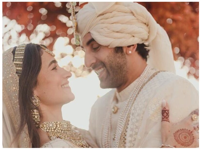 Ranbir Kapoor Wife:১৪ এপ্রিল ২০২২, রণবীর কাপুর এবং বলিউড অভিনেত্রী আলিয়া ভাট পারিবারিক অনুষ্ঠানে বিয়ে করেন। ২০২২ সালের জুন, তাঁরা তাঁদের প্রথম সন্তান আসার গুড নিউজ ভক্তদের সঙ্গে শেয়ার করেছিলেন। ২০১৮ সাল থেকে প্রেম করছিলেন তাঁরা। কাপুর বংশে নতুন সদস্য আসতে চলেছে৷ এবং সেও জানতে পারবে যে তাঁর বাবা ক্লাস ১০ পাশ৷ তবে অভিনেতাকে চেনা হয় তাঁর অভিনয় দক্ষতার জন্য৷ সেক্ষেত্রে যথেষ্ঠ সফল রণবীর৷ আগামী মাসে মুক্তি পাবে'ব্রহ্মাস্ত্র' ছবিতে একসঙ্গে দেখা যাবে রণবীর-আলিয়াকে। 