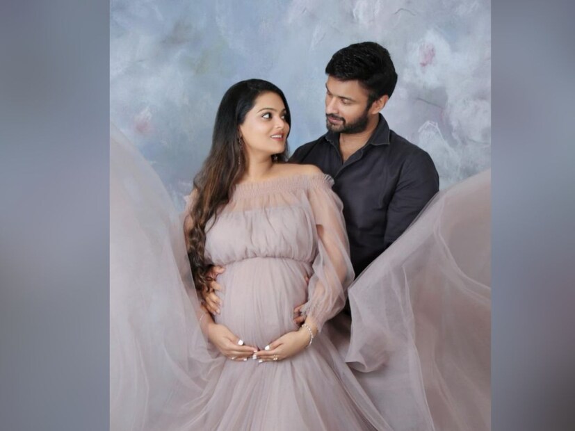 সাধারণত অনেক সেলিব্রিটি মা হওয়ার আগে বেবি বাম্পের অনেক ঝলক শেয়ার করেন, তবে বিষ্ণুপ্রিয়া এই ছবিগুলি পরে শেয়ার করেছেন।