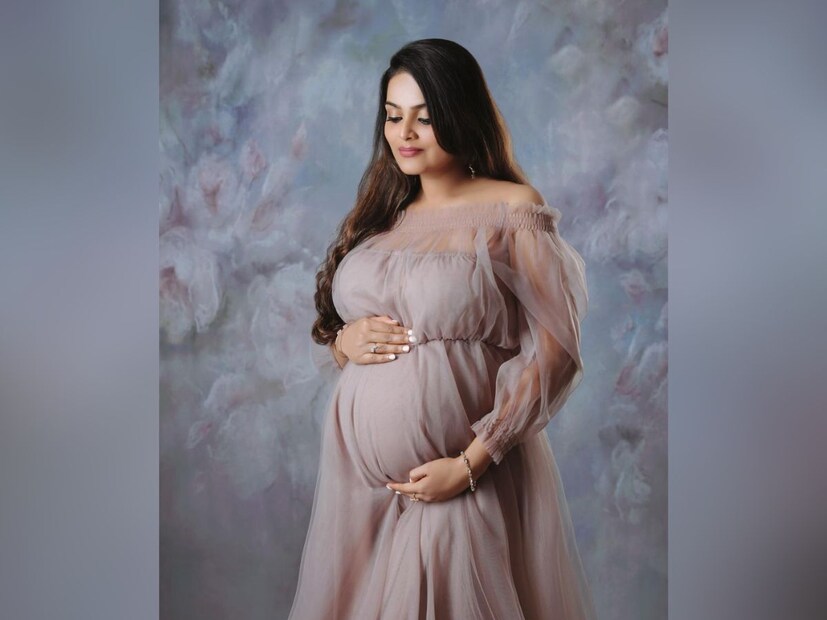 ছবি শেয়ার করে অভিনেত্রী বিষ্ণুপ্রিয়া ক্যাপশনে লিখেছেন, 'আমাদের সুন্দর ও সুস্থ সন্তানের জন্মের ঘোষণা দিতে পেরে আমরা খুবই আনন্দিত। আমাদের দেবদূত আমাদের হৃদয়ের টুকরো, আমাদের জীবন ভালবাসা এবং আনন্দে পূর্ণ করেছে। ওকে পেয়ে আমরা ঈশ্বরকে ধন্যবাদ।